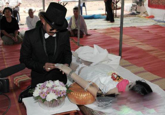 盘点全球最奇葩婚礼：男子与尸体结婚