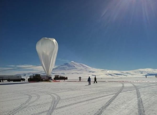 美国宇航局在南极释放高空气球的情景，这项研究打破了高空气球最长飞行时间记录