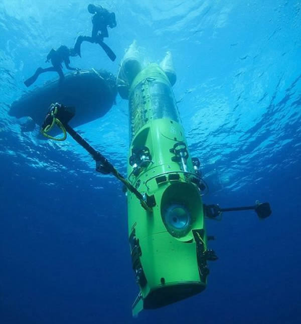 巴布亚新几内亚海域，“深海挑战者”号潜水器正在接受测试。在造访马里亚纳海沟时，它的下潜深度达到35756英尺(约合10.9公里)