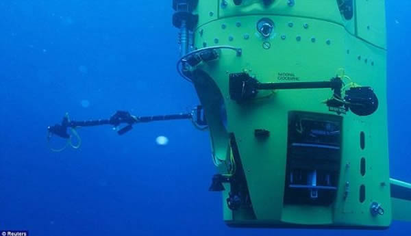 卡梅隆是50年来第一个潜入马里亚纳海沟深度接近7英里(约合11公里)的人