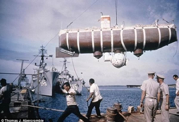 “的里雅斯特”号潜艇被吊上关岛阿帕拉港码头，正是这艘潜艇搭载雅克-皮卡尔和唐-沃尔什潜入马里亚纳海沟。他们是潜入马里亚纳海沟沟底的第一人