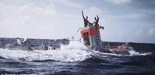 1960年1月，皮卡尔和沃尔什结束马里亚纳海沟探险后浮出海面，钻出“的里雅斯特”号潜艇