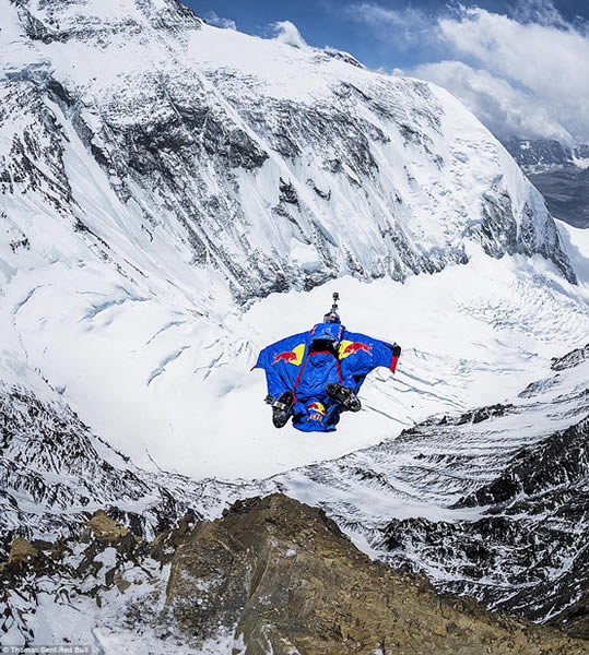 俄国人从珠穆朗玛峰高空跳伞