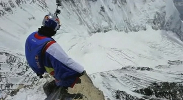 俄国人从珠穆朗玛峰高空跳伞
