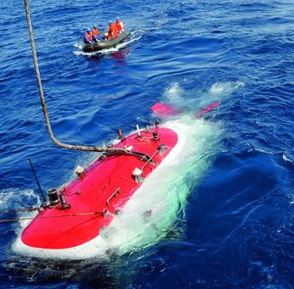 作业型深海载人潜水器“蛟龙”号开始进行首次试验性应用航次首潜