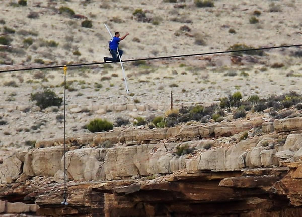 著名高空钢丝表演家尼克•瓦伦达成功挑战美国西部大峡谷