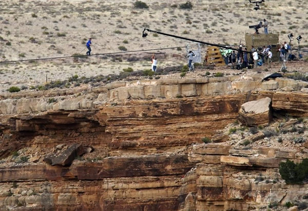 著名高空钢丝表演家尼克•瓦伦达成功挑战美国西部大峡谷