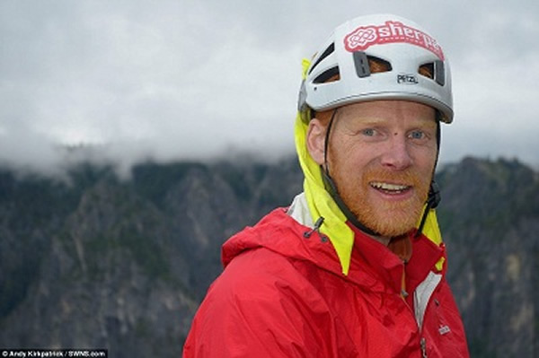 英国一名盲人携200斤装备成功登上千米高峰