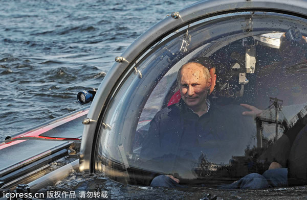 普京乘坐一艘豪华潜水艇下潜到60米深海底