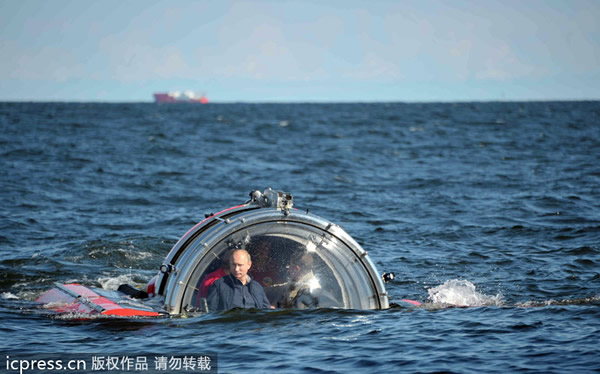 普京乘坐一艘豪华潜水艇下潜到60米深海底