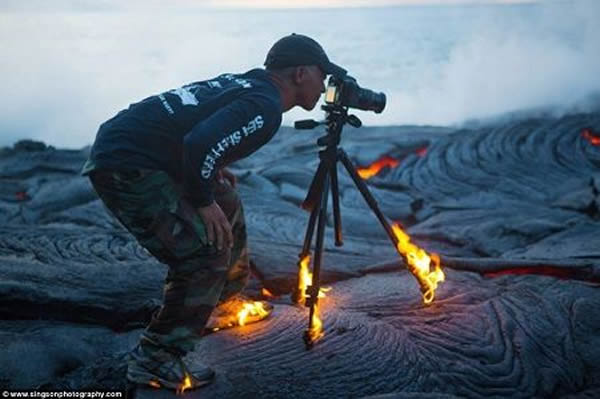 在熔岩的炙烤下，辛森的鞋子和相机三脚架都着火了