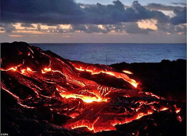摄影师拍下的壮美火山图景