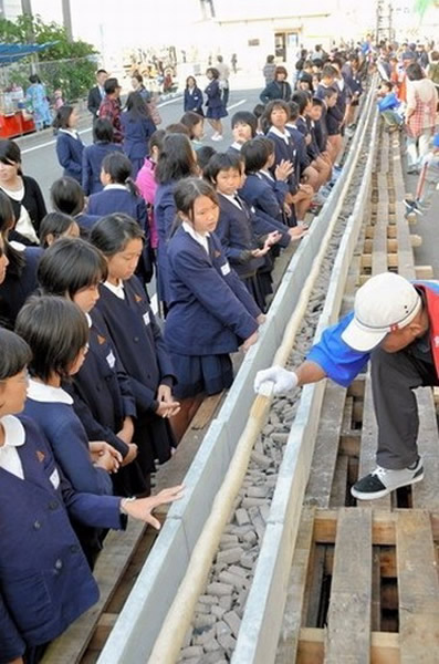 日本小学生制成长33.9米鱼卷打破吉尼斯世界纪录
