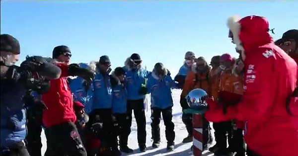 英国哈里王子和南极探险队终于登顶南极