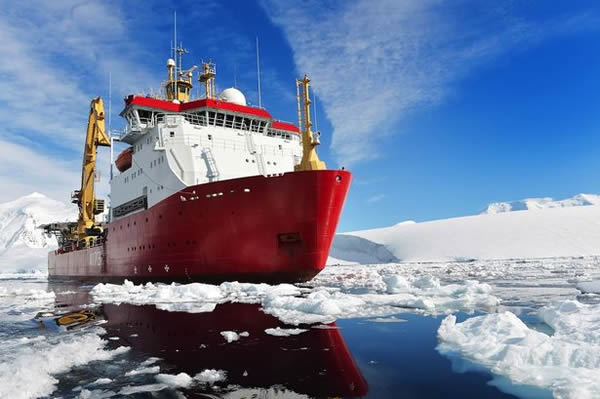 英国皇家海军破冰船“HMS Protector”号在南极洲庆祝圣诞节
