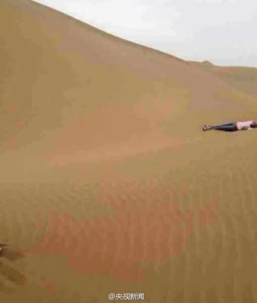 新疆库木塔格沙漠发现一具女尸，初步判断是徒步驴友
