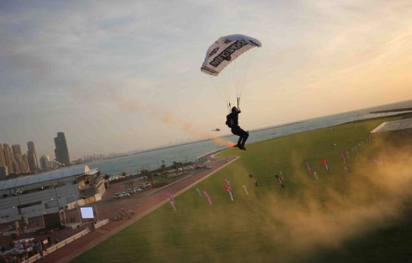 跳伞运动员成功创下世界最小降落伞跳伞记录