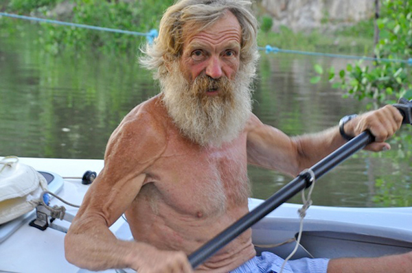 波兰67岁退休男子声称完成6个月独自划独木舟横渡大西洋壮举
