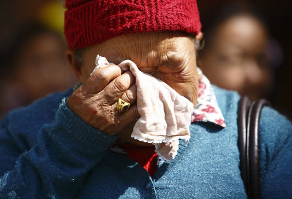 当地时间2014年4月19日，尼泊尔加德满都，珠峰雪崩遇难者的家属悲痛不已。
