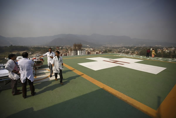 当地时间2014年4月18日，尼泊尔加德满都，医生在停机坪等待接收受伤旅客。