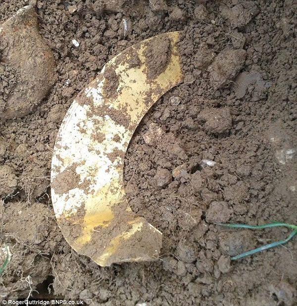 英国寻宝猎人发现3500年前古代部落黄金项圈