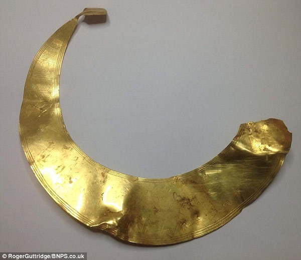 英国寻宝猎人发现3500年前古代部落黄金项圈