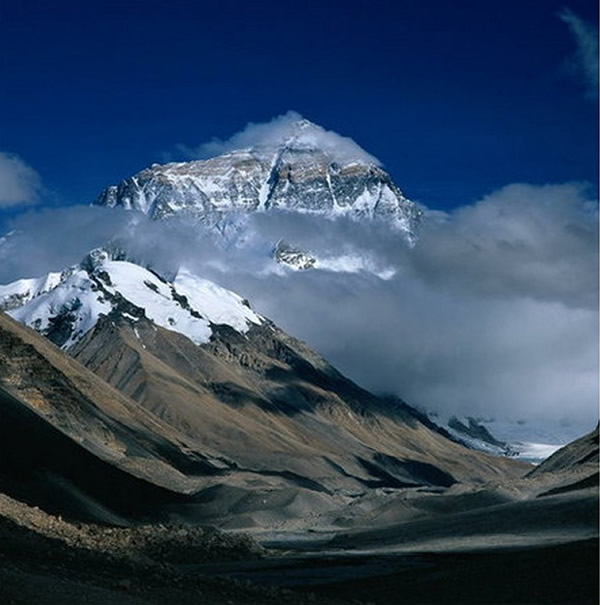 珠峰是世界第一高峰，海拔高度8844.43米。属于喜马拉雅山脉，位于中国与尼泊尔边界上。
