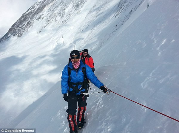 印度13岁女孩成功登上珠穆朗玛峰