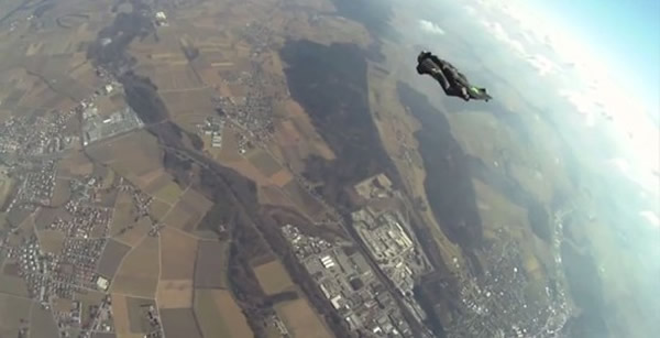 瑞士男子8千米高空无氧跳伞刷新世界纪录