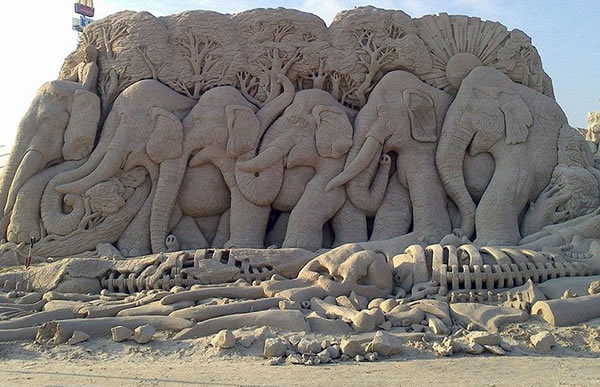 英国49岁艺术家保罗·霍格德与荷兰妻子里米创作的大象冢