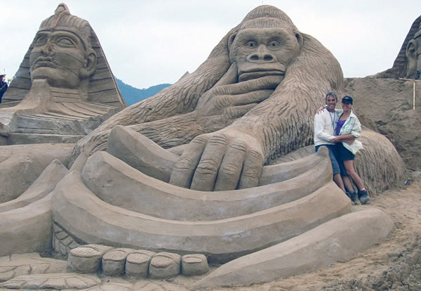英国49岁艺术家保罗·霍格德与荷兰妻子里米前往中国、科威特、丹麦等世界各地旅游，同时创造各种令人惊异的沙雕艺术。