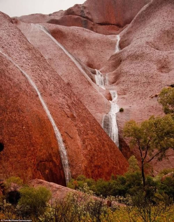 澳大利亚乌鲁鲁·卡塔楚塔国家公园艾尔斯巨石上的瀑布