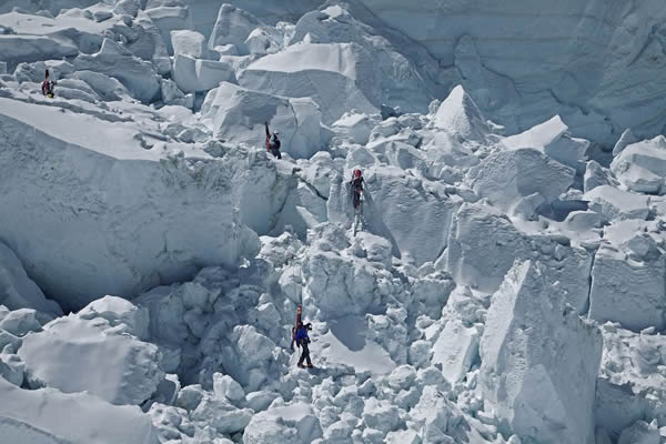 珠穆朗玛峰南麓发生的史上最重大山难