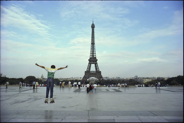 一名溜冰者飞跃过巴黎特罗卡迪罗广场的地面。照片摄于1985年6月。