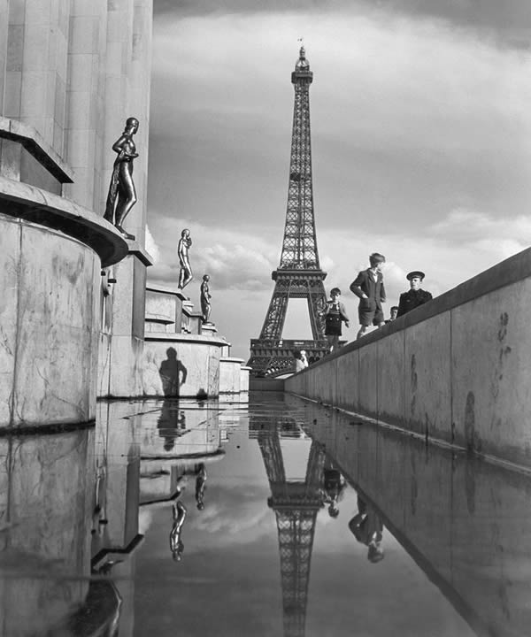 为世界博览会而建造的艾菲尔铁塔逾1889年完工。照片摄于1946年。