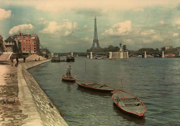 塞纳河从艾菲尔铁塔附近的格勒纳勒桥下流过。照片摄于1936年7月。