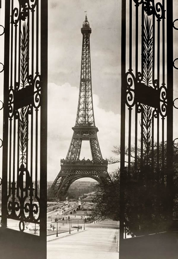 特罗卡迪罗广场的大门仿佛框住了艾菲尔铁塔。照片摄于1921年7月。