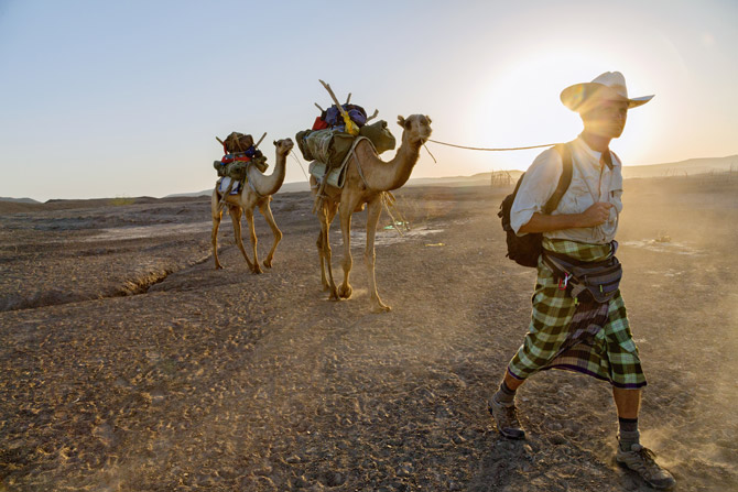 作者保罗‧萨洛培克引领着骆驼，追随人类祖先的脚步，穿越衣索比亚阿法尔沙漠。