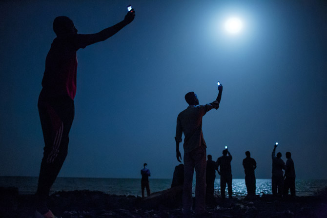 贫困的非洲移民夜里聚集在吉布地市的海岸边，试图搜寻邻国索马利亚的廉价手机讯号，那是他们与国外的亲人之间微弱的连结。超过6万年来，我们人类靠着这种亲密的人际关系，