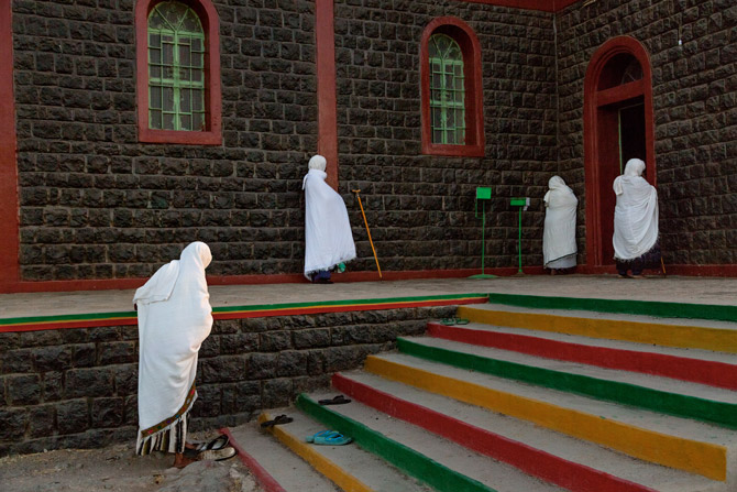 妇女裹着象征纯洁的白色袍子，来到阿萨伊塔这间衣索比亚东正教会做礼拜。愈来愈多基督徒从衣索比亚的高地来到这里的农场工作。
