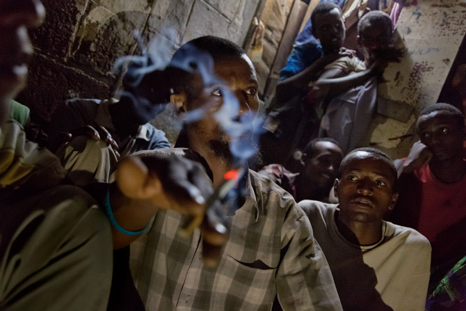 以衣索比亚人为主的二十几名男子，在吉布地市的一间小屋内苦苦等待。他们大部分在等待亲戚汇钱给人口走私贩，好让他们前往叶门。每年都有大约10万移民为了找工作而离开非