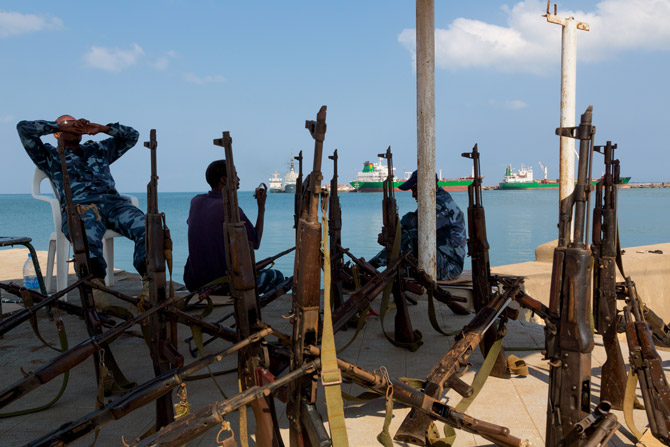 吉布地市的海巡人员带着老旧的AK-47步枪，监视曼德海峡的水道。早期人类就是越过这个海峡离开非洲的。萨洛培克从这里搭船前往沙乌地阿拉伯，继续追随他们的足迹。