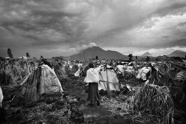 流离失所的难民逃离刚果卡鲁巴和穆夏克村落的战事后，在哥马扎营。这张照片在电影《白日梦冒险王》中扮演了相当重要的