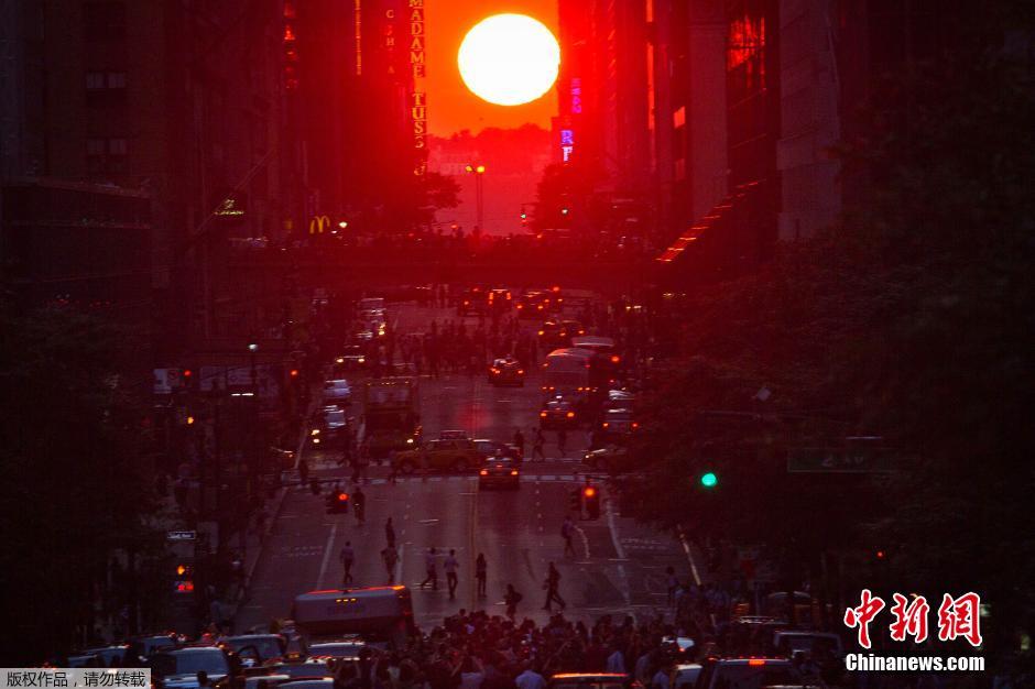 7月11日美国纽约曼哈顿再现“曼哈顿悬日”景观