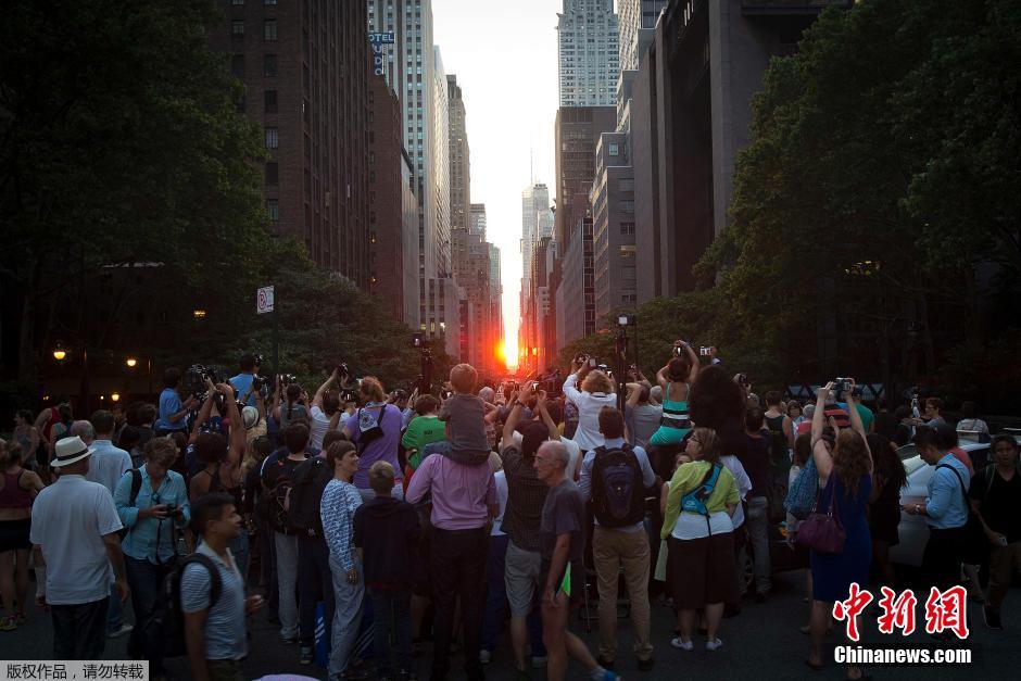 7月11日美国纽约曼哈顿再现“曼哈顿悬日”景观