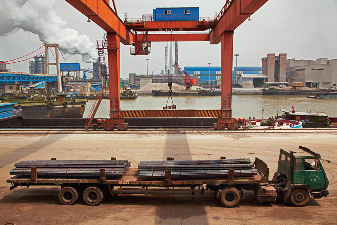 在淮安的淮钢钢铁公司，平板卡车上的钢条将被装载到驳船上，经由运河运送。每年都有大约4亿公吨的煤炭、砖块、谷物和其他货物沿着这条水道在杭州和济宁之间的各个点移动。