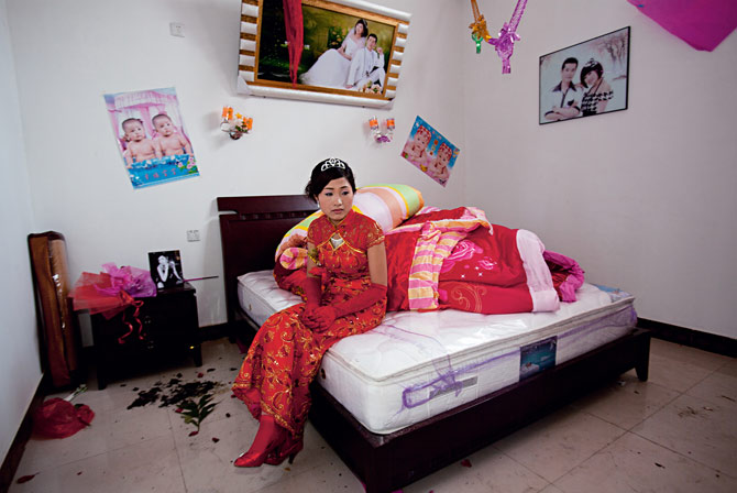 运河沿岸的村庄反映出中国过去与现在之间的拉锯。在微山湖边的渔村下辛庄，23岁的准新娘魏莉身穿传统的红色嫁衣。未来新房墙上的结婚照是几星期前拍的，照片中的她穿的是