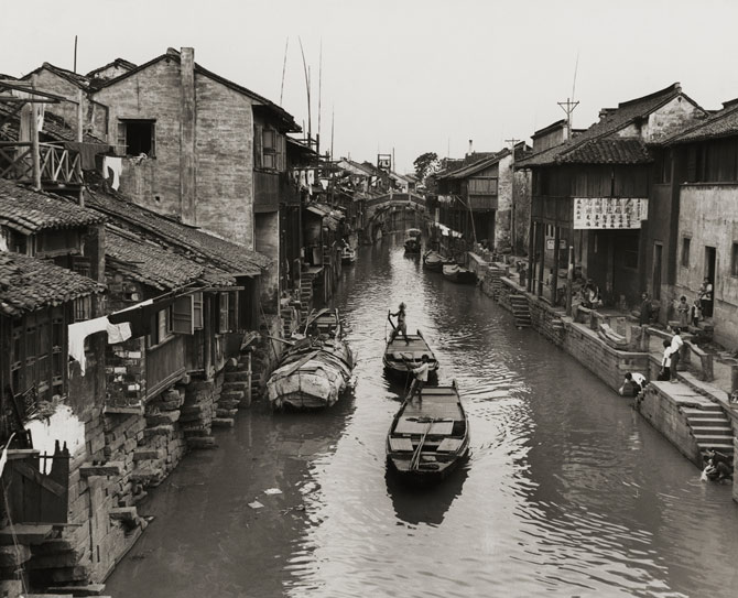 在这张未曾发表过的照片里，1940年代大运河上的生活步调显得十分悠闲。