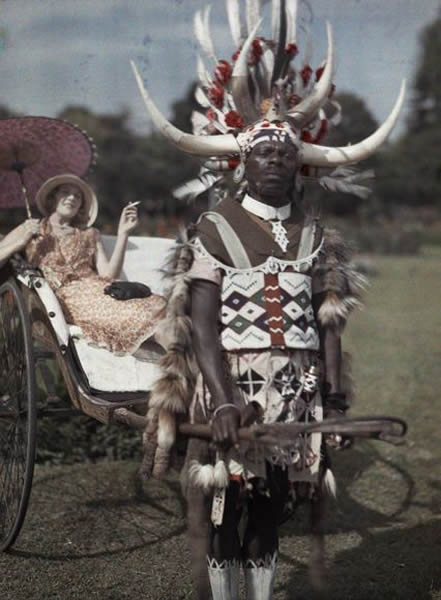 在南非德尔班，一名祖鲁人为他的雇主拉着三轮车