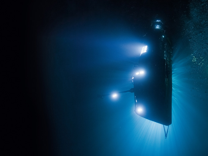 为了潜入马里亚纳海沟，詹姆斯‧卡梅隆设计了自己的潜艇：「深海挑战者号」。